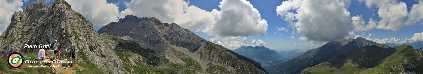 71 Vista panoramica dalla croce della Bocchetta di Corna Piana (2078 m).jpg